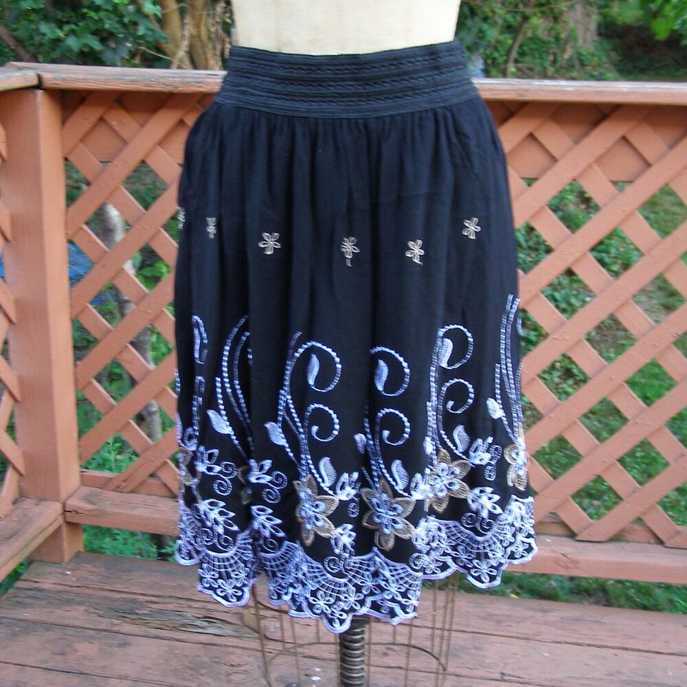 🌹 NEW size L/XL 10-12 Black Skirt with Floral Embroidered design - Picture 2 of 13